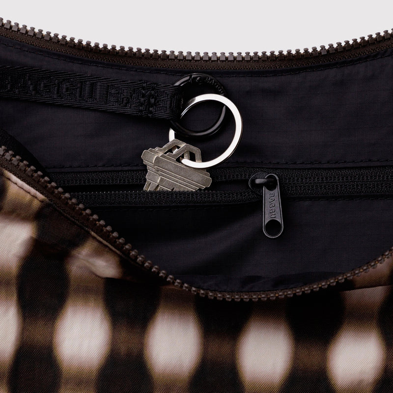 Bolso media luna Baggu - Blurred Gingham Brown