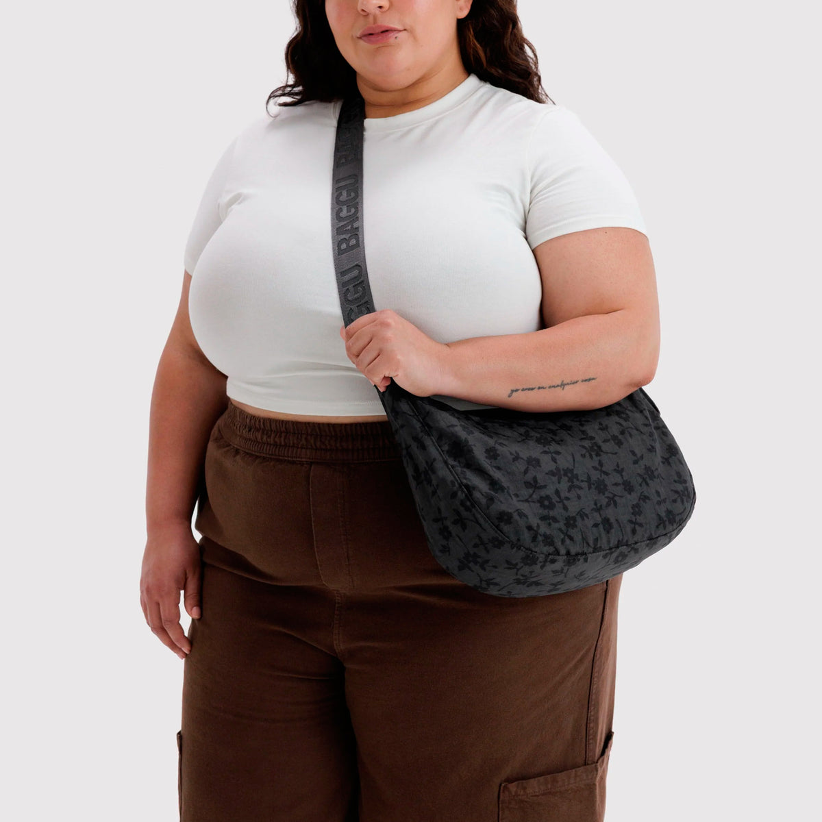 Bolso media luna Baggu - Charcoal Ditsy Floral