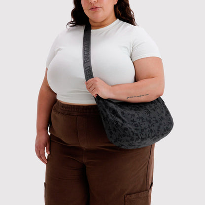 Bolso media luna Baggu - Charcoal Ditsy Floral