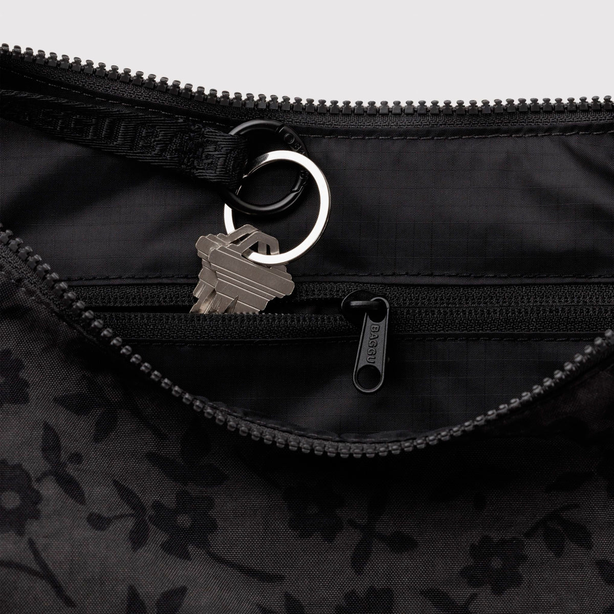 Bolso media luna Baggu - Charcoal Ditsy Floral