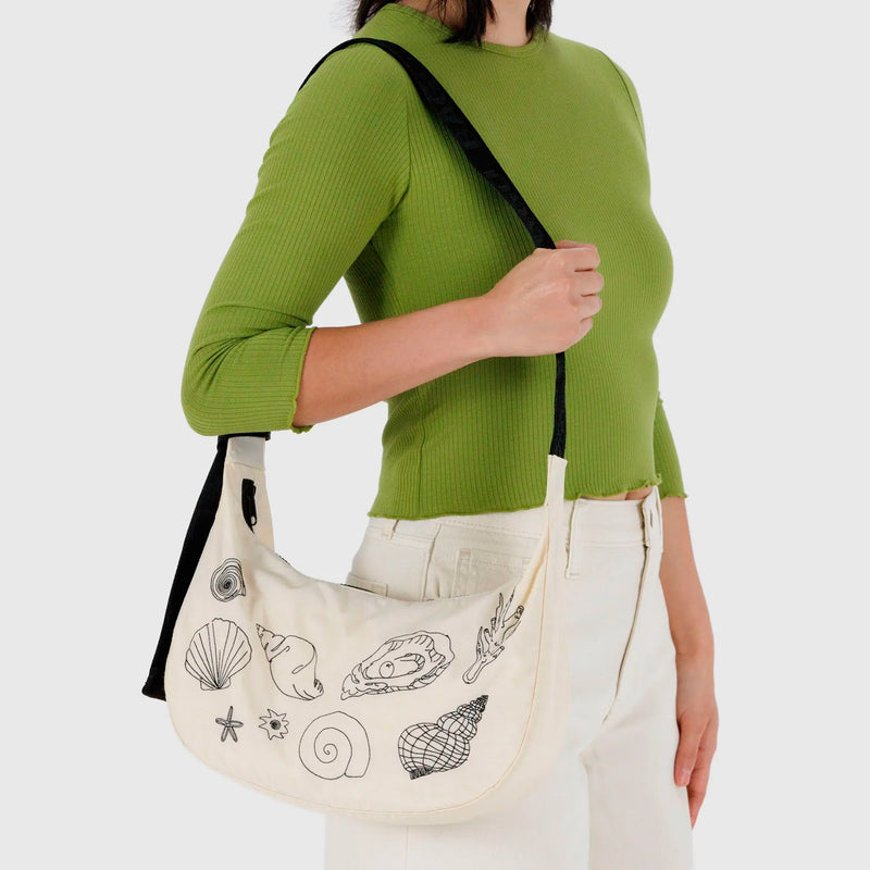 Bolso media luna Baggu - Embroidered Shells 🐚