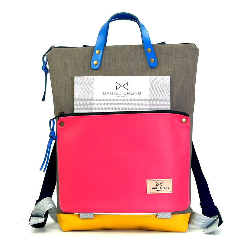 Mochila Book Holder Impermeable con bolsillo extra Daniel Chong - Gris con bolsillo fucsia