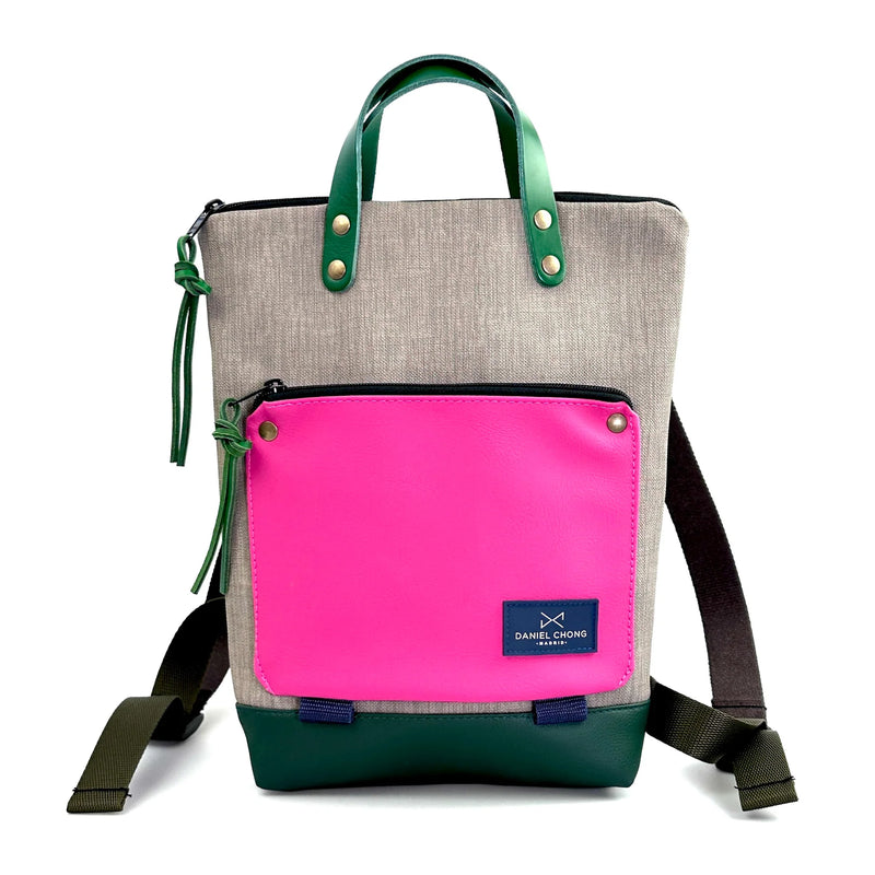 Mochila Mini Book Holder Impermeable con bolsillo extra Daniel Chong - Gris con bolsillo fucsia