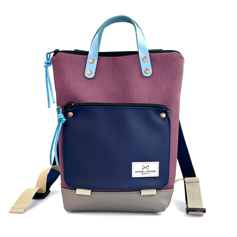Mochila Mini Book Holder Impermeable con bolsillo extra Daniel Chong - Color vino con bolsillo azul