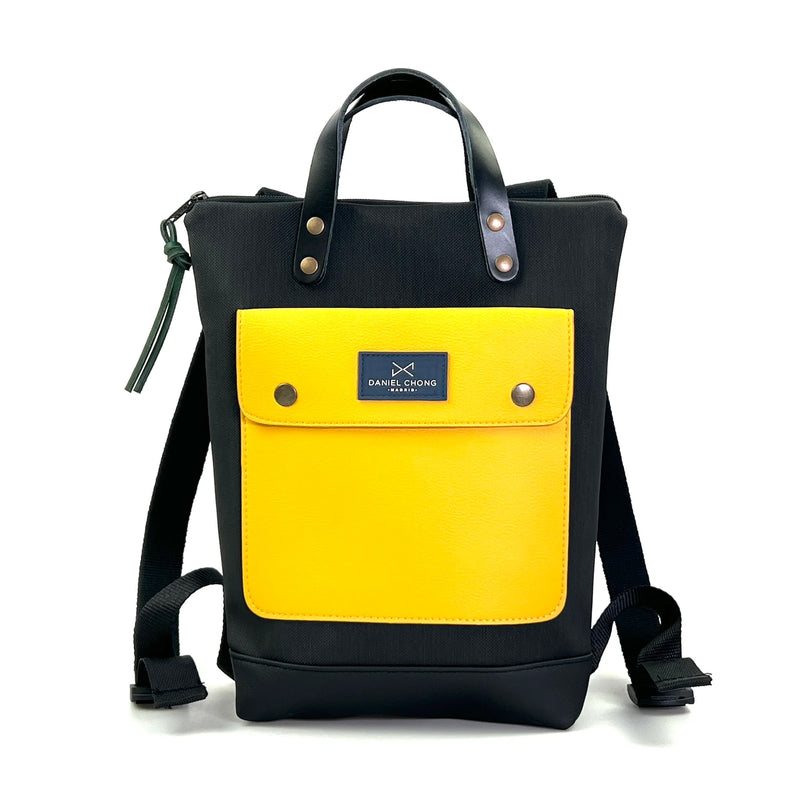 Mochila Mini Solapa con bolsillo extra Daniel Chong - Negra con bolsillo amarillo