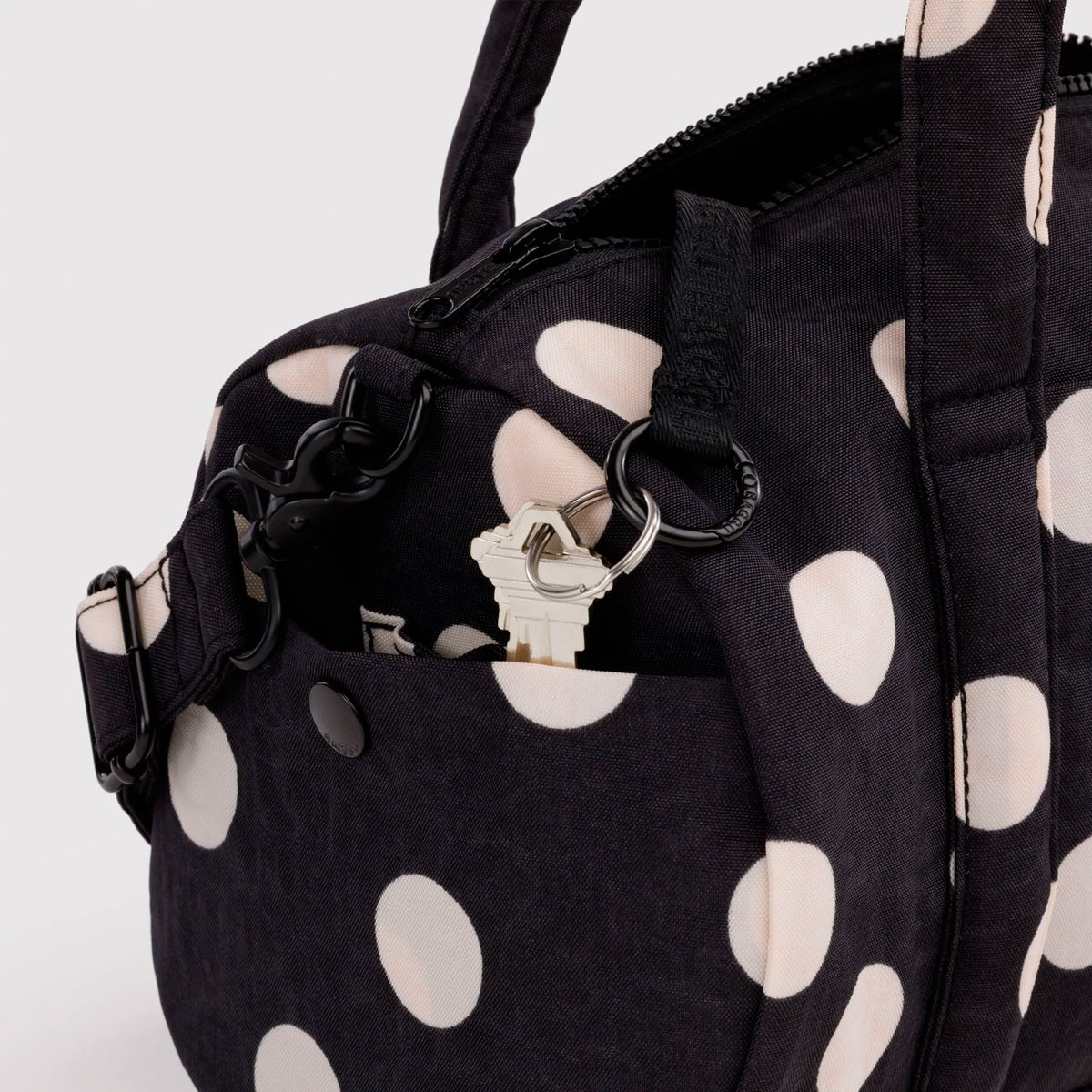 Bolso Duffle Baggu - Black and Cream Polka Dot