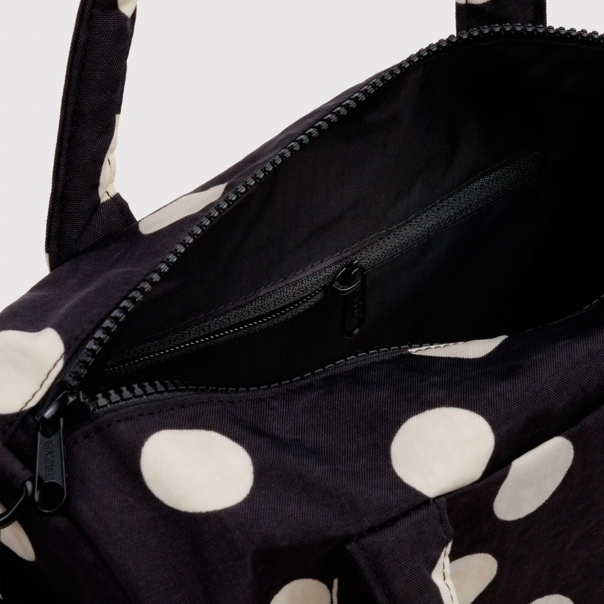 Bolso Duffle Baggu - Black and Cream Polka Dot