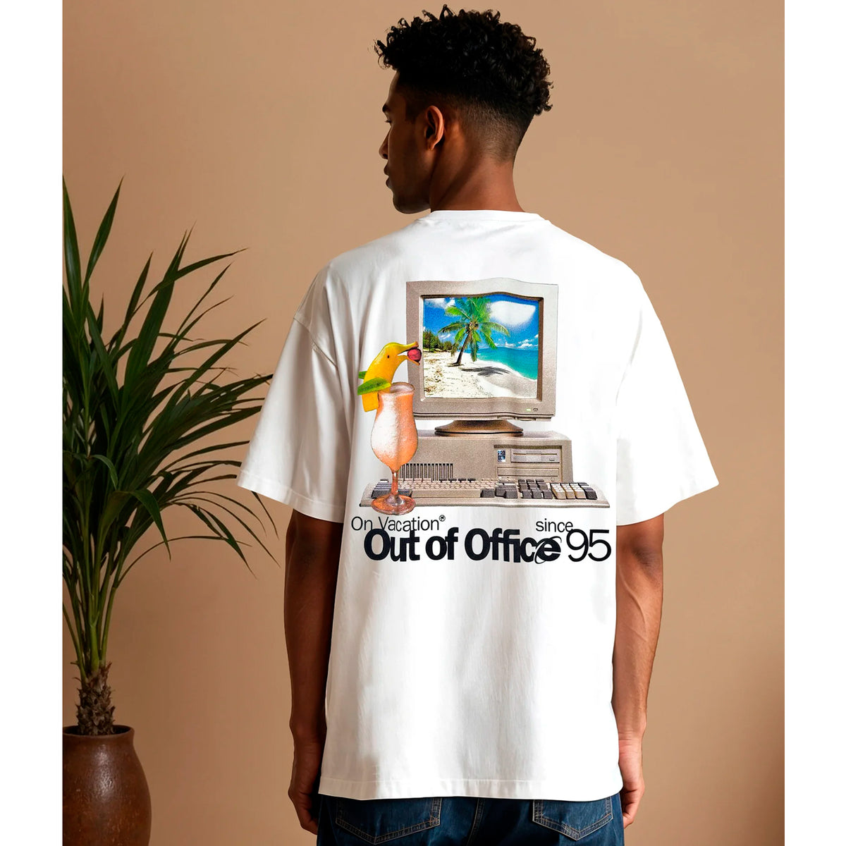Camiseta On Vacation Club - Out Of Office