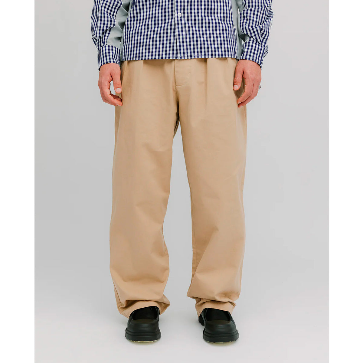 Pantalones We Are Not Friends - Pleat Cream Chino