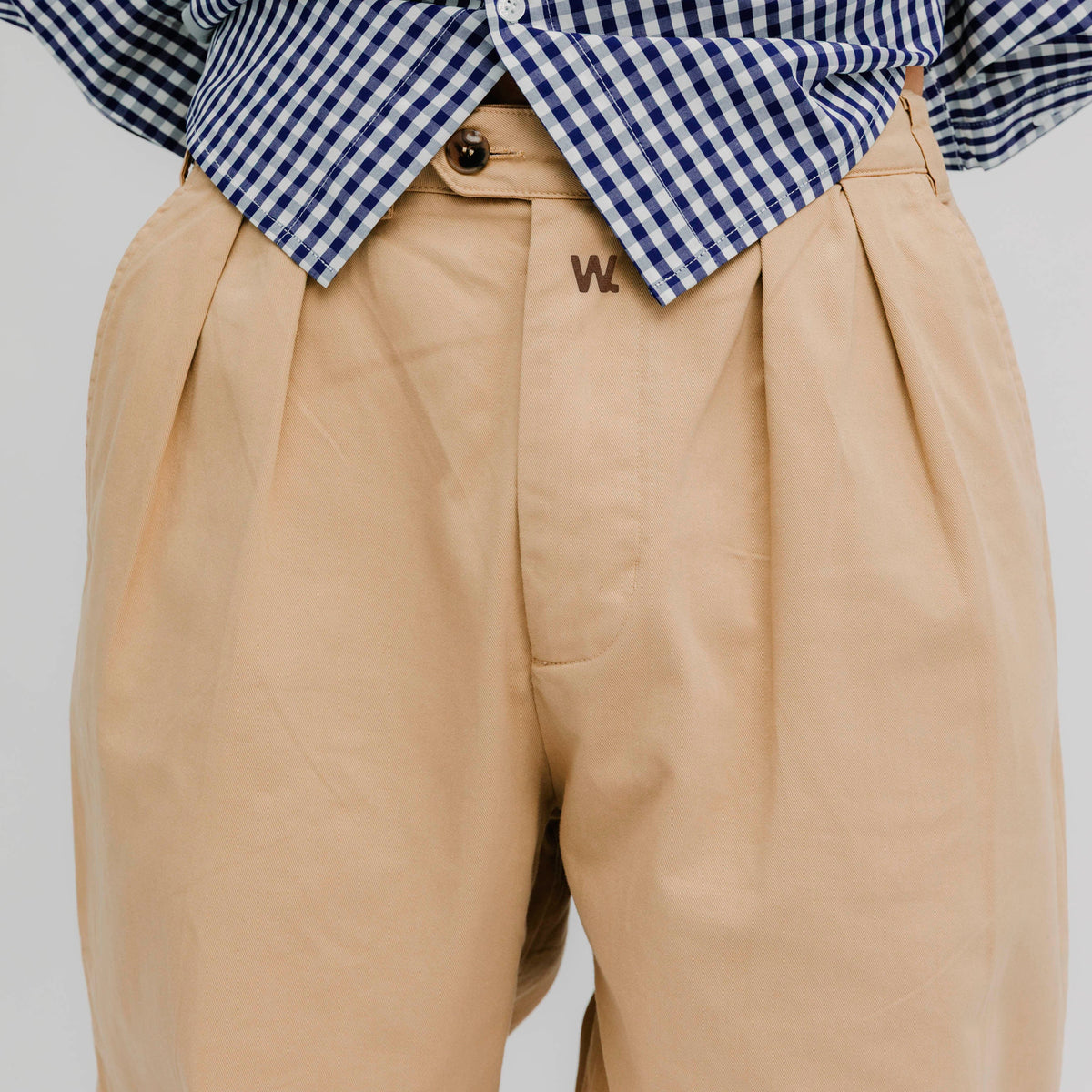Pantalones We Are Not Friends - Pleat Cream Chino