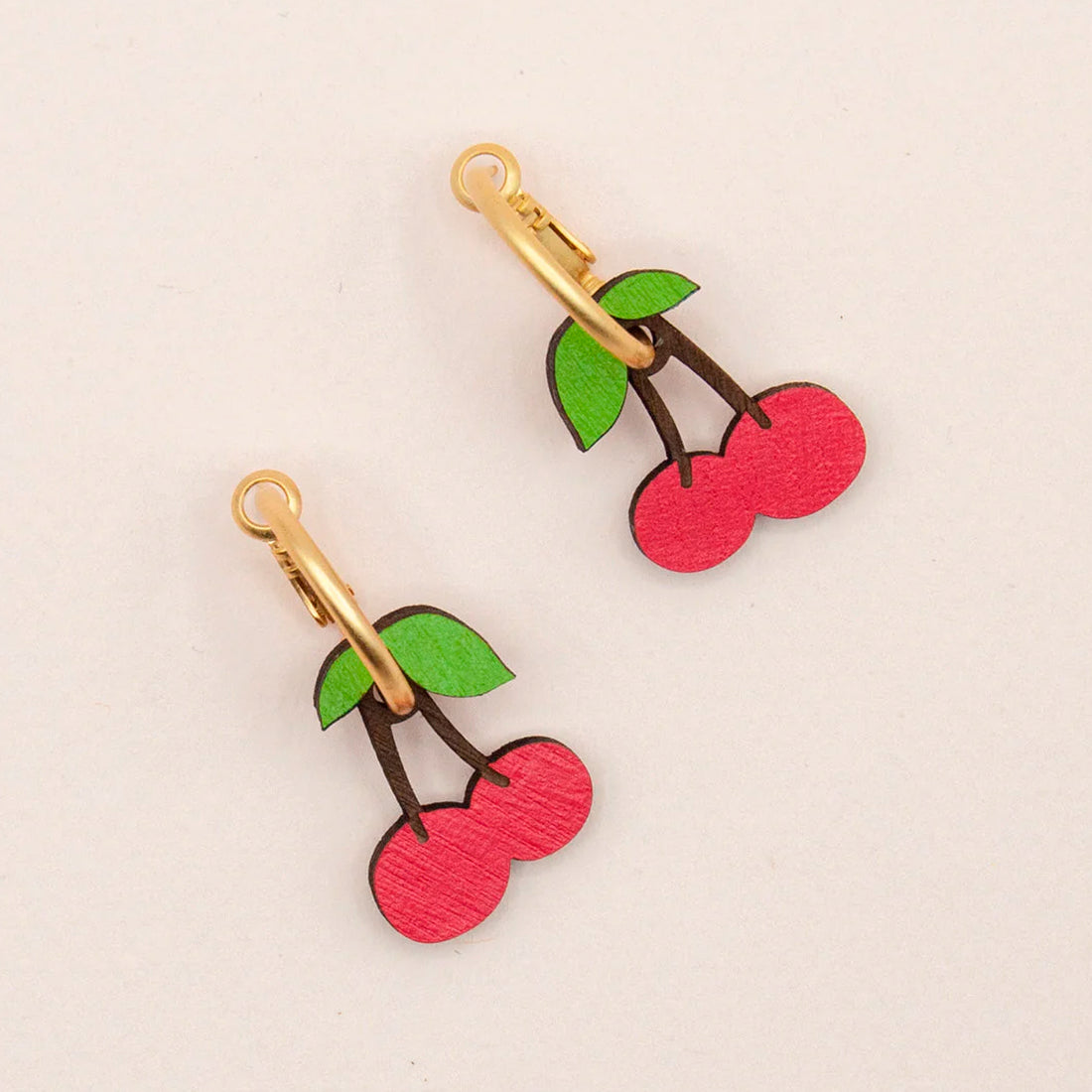 Pendientes de aro Materia Rica - Ruby Cherry 🍒