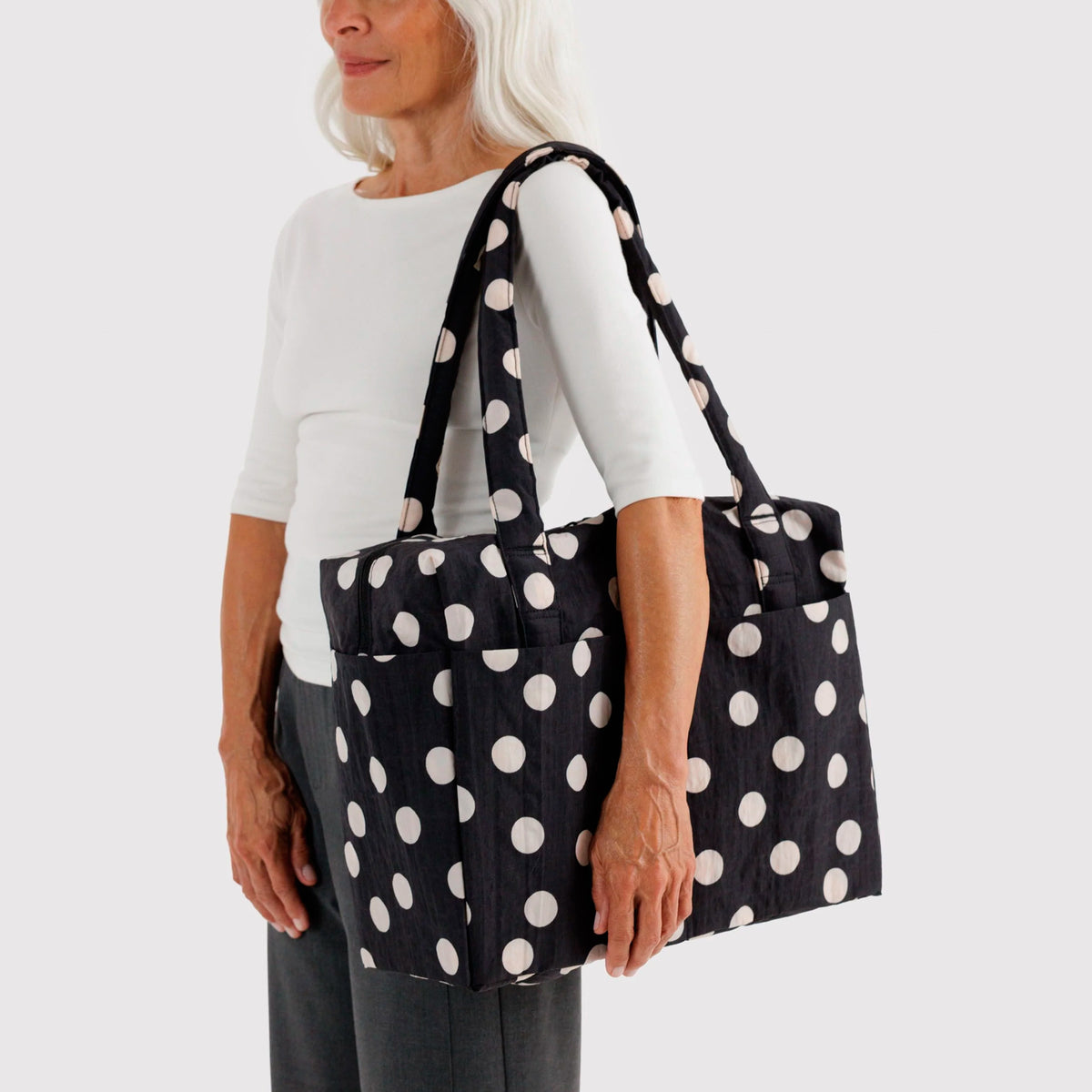 Bolso Nube Carry-On Baggu - Black and Cream Polka Dot