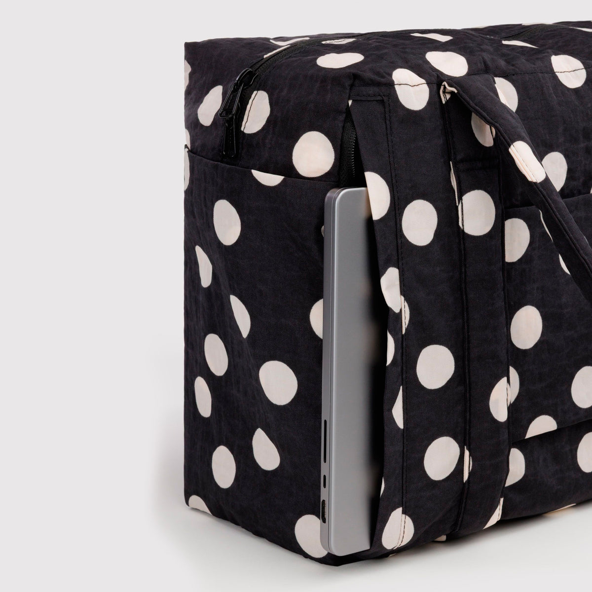 Bolso Nube Carry-On Baggu - Black and Cream Polka Dot