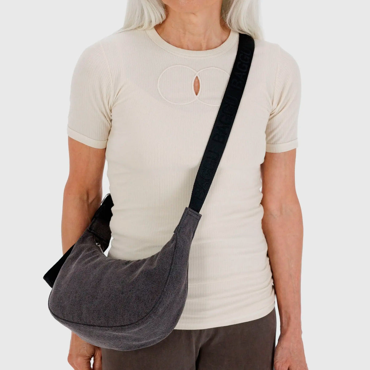 Bolso Mini media luna Baggu - Washed Black Denim