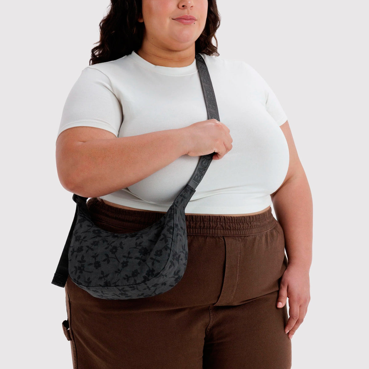 Bolso Mini media luna Baggu - Charcoal Ditsy Floral