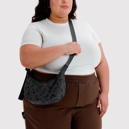 Bolso Mini media luna Baggu - Charcoal Ditsy Floral