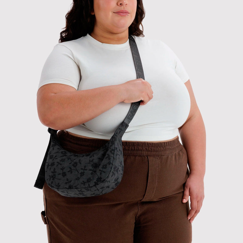 Bolso Mini media luna Baggu - Charcoal Ditsy Floral