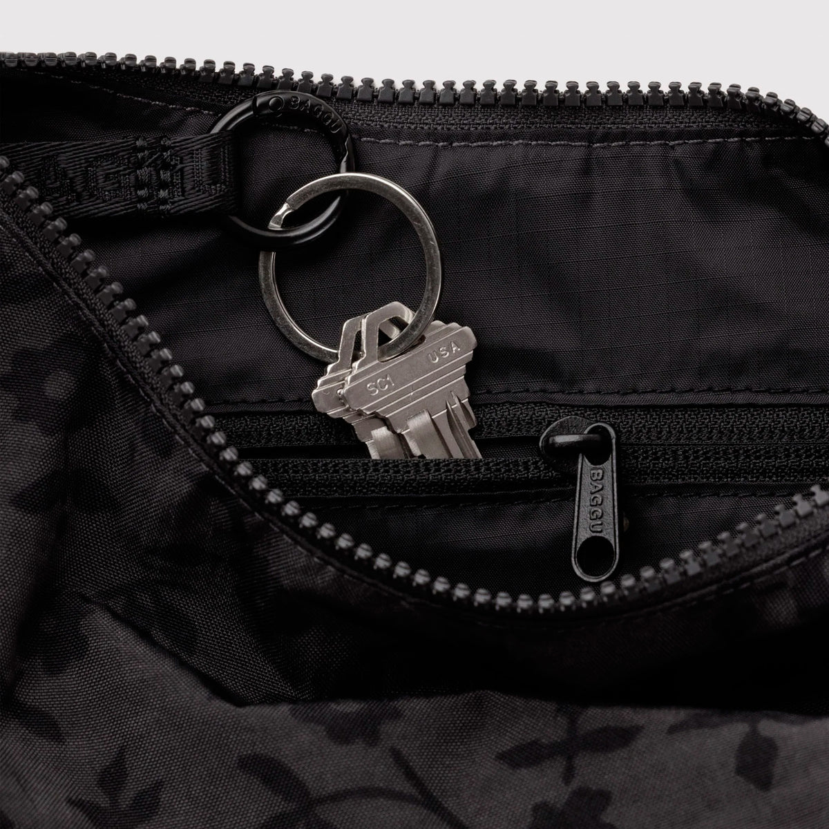 Bolso Mini media luna Baggu - Charcoal Ditsy Floral