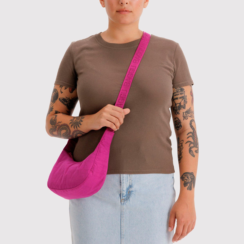 Bolso Mini media luna Baggu - Deep Fuchsia