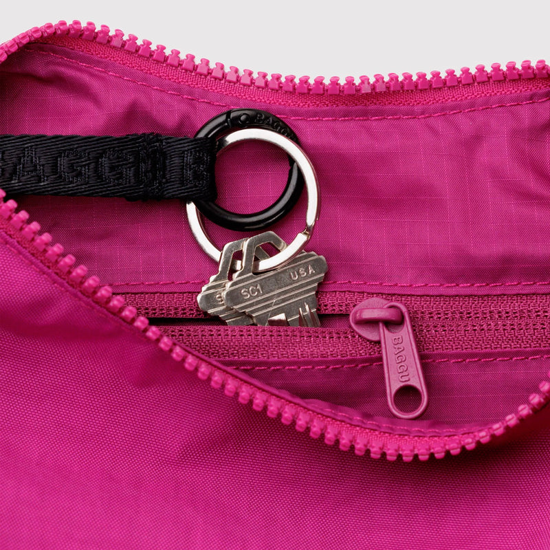 Bolso Mini media luna Baggu - Deep Fuchsia