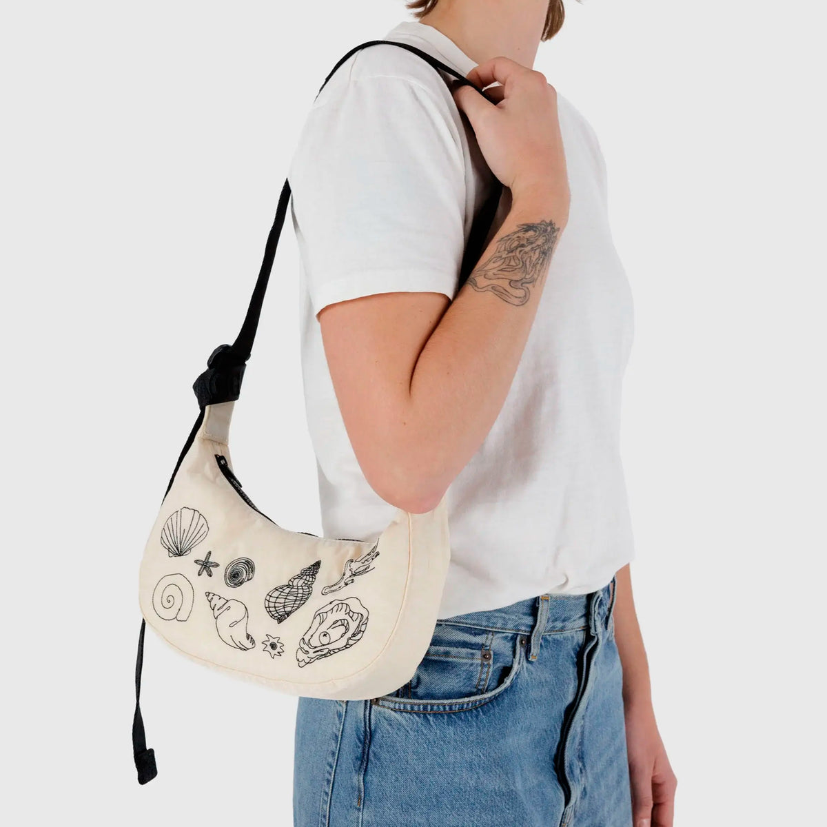 Bolso Mini media luna Baggu - Embroidered Shells 🐚