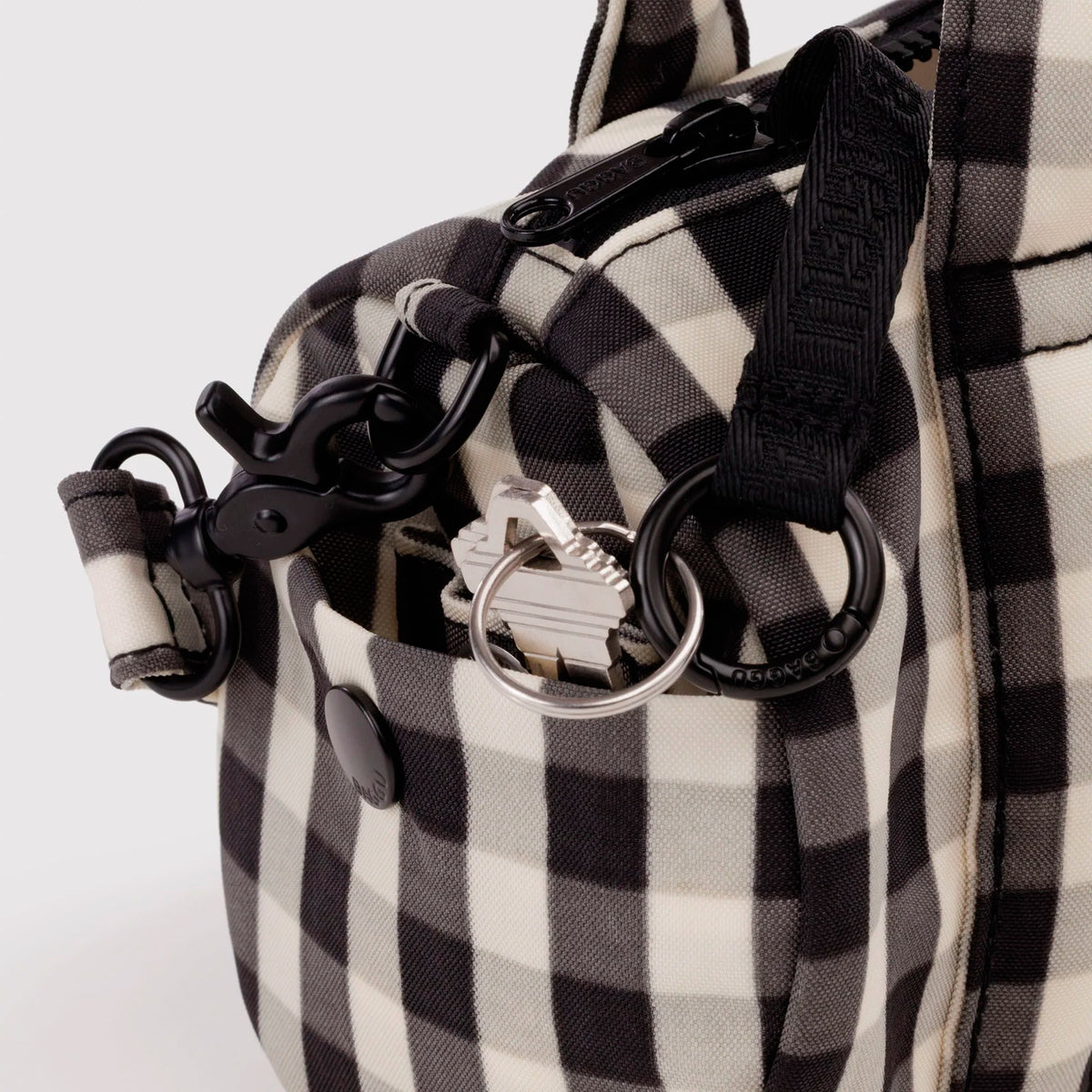 Bolso Pequeño Duffle Baggu - Black and Cream Gingham