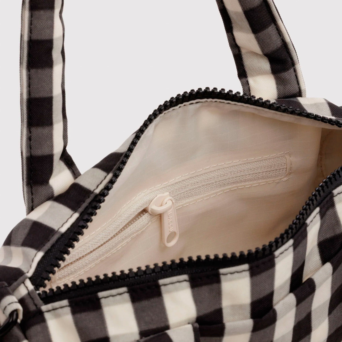 Bolso Pequeño Duffle Baggu - Black and Cream Gingham