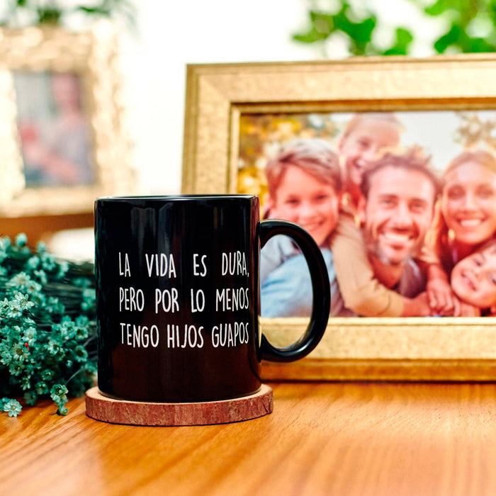 Taza "La vida es dura, pero por lo menos tengo hijos guapos"