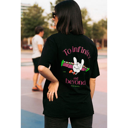 Camiseta Nostalgic Apparel - "To Infinity And Beyond" 🚀✨