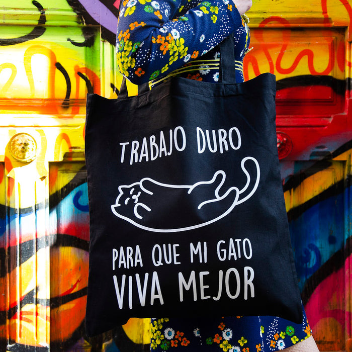 Pack - Tote bag + Taza "Trabajo duro para que mi gato viva mejor"