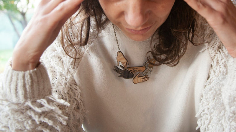 Collar de madera Pura Garra - Cinco manos hermandadas