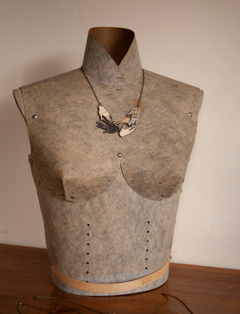 Collar de madera Pura Garra - Cinco manos hermandadas
