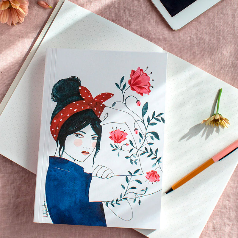 Cuaderno de tapa blanda y páginas en blanco con ilustración de portada de Lady Desidia de mujer con puño en alto inspirada en Rosie la Remachadora
