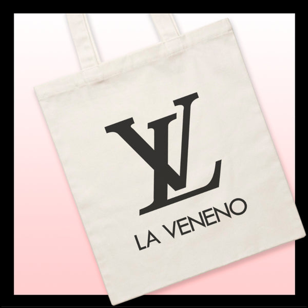 Tote bag con imagen crossover Luis Vuitton-La Veneno. Tote bag estampada con la imagen de dos letras “L” y “V” imitando el logotipo de Luis Vuitton con el texto “La Veneno” debajo.