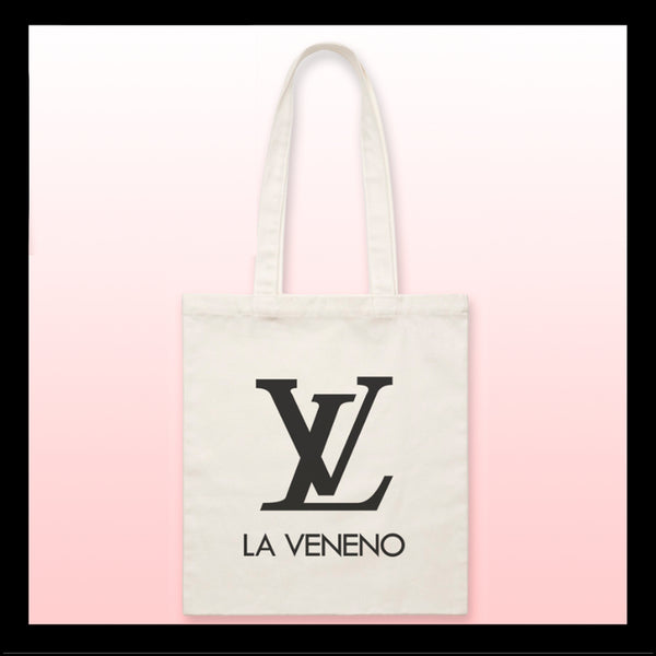Tote bag con imagen crossover Luis Vuitton-La Veneno. Tote bag estampada con la imagen de dos letras “L” y “V” imitando el logotipo de Luis Vuitton con el texto “La Veneno” debajo.