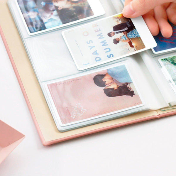 Pequeño álbum de fotos rosa con bolsillos de 6 x 9 centímetros en los que guardar tus fotos de Polaroid Go o de Instax Mini. 14 páginas con capacidad para 84 fotos. Medidas:11,5 x 19,5 x 2,5 cm
