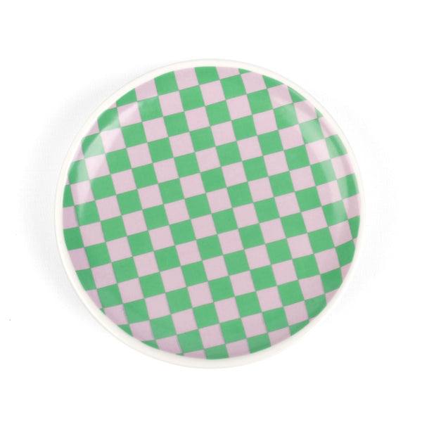 Vaciabolsillos de cerámica con estampado de cuadros. Plato alhajero ajedrezado con cuadrados color rosa y verde.