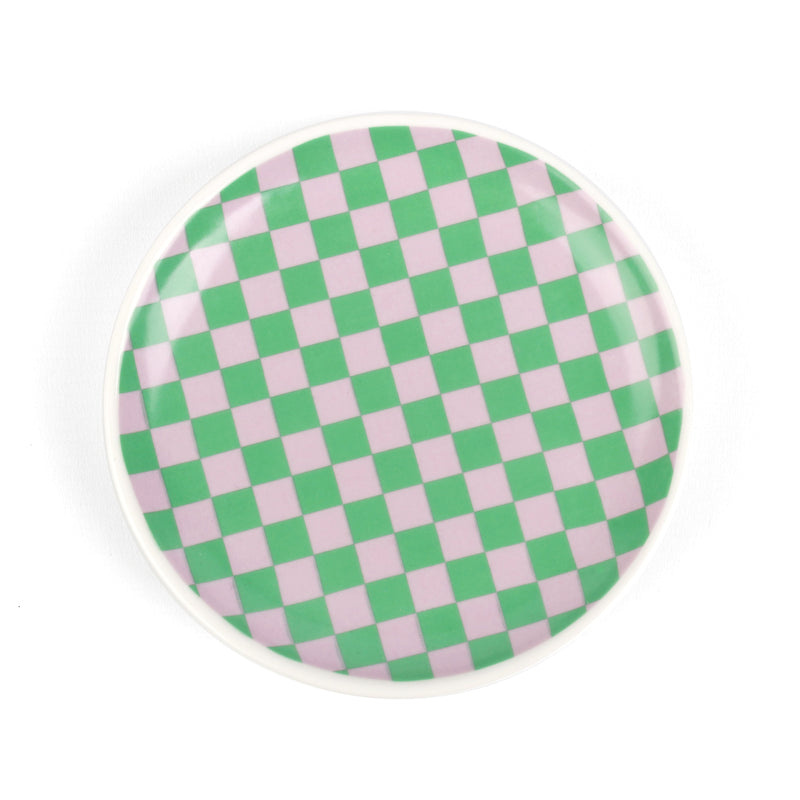 Vaciabolsillos de cerámica con estampado de cuadros. Plato alhajero ajedrezado con cuadrados color rosa y verde.