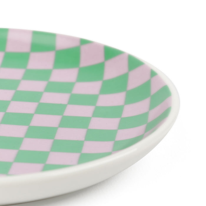 Vaciabolsillos de cerámica con estampado de cuadros. Plato alhajero ajedrezado con cuadrados color rosa y verde.