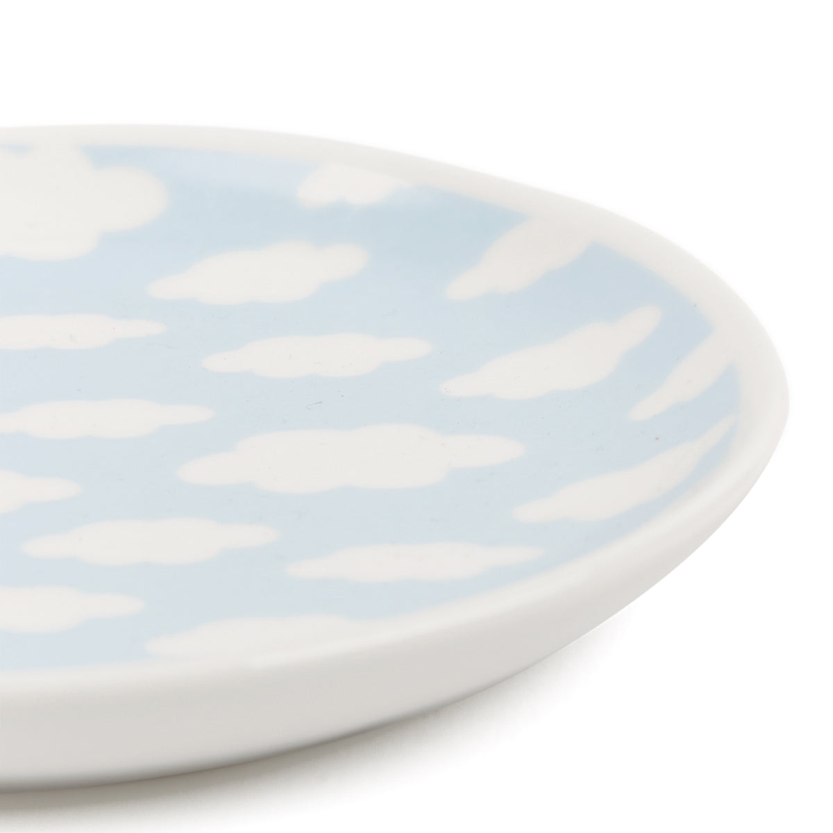 Vaciabolsillos de cerámica con estampado de nubes. Plato alhajero azul con estampado de nubes.