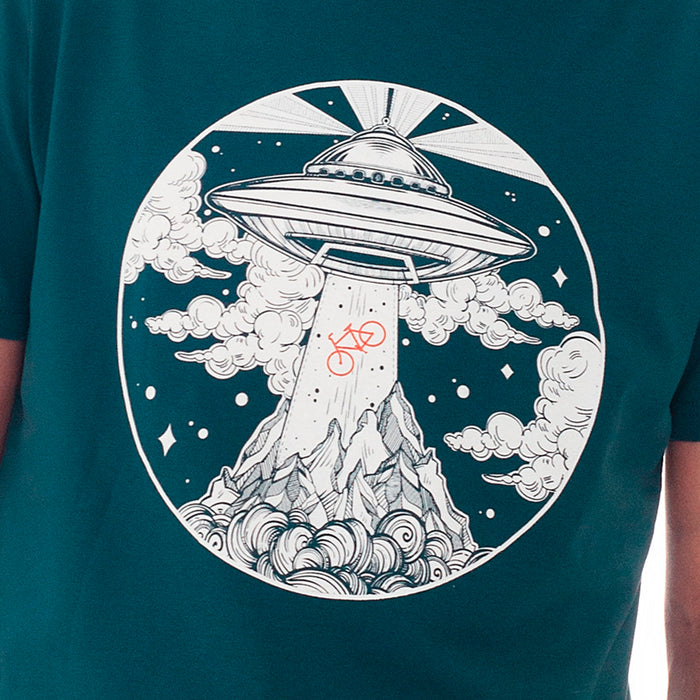 Camiseta azul oscuro con ilustración de nave espacial/ovni abduciendo una bicicleta. Ilustración en blanco a línea negra y naranja.