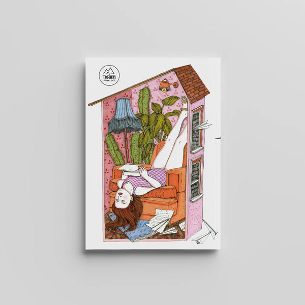 Libreta con portada ilustrada con una chica tumbada sobre un sofá lanzando aviones de papel y una contraportada con una chicha tumbada del revés en un sofá leyendo cartas. Ambas ilustraciones de 2023 de la artista Ana Jarén.