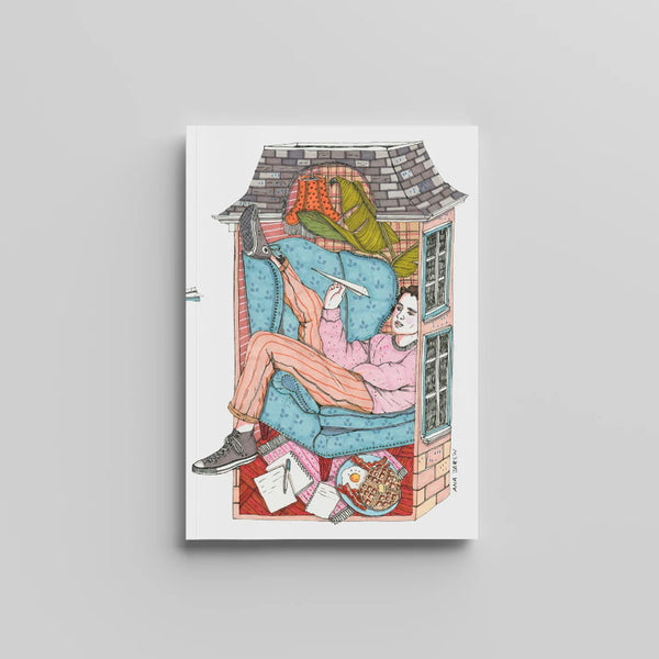 Libreta con portada ilustrada con una chica tumbada sobre un sofá lanzando aviones de papel y una contraportada con una chicha tumbada del revés en un sofá leyendo cartas. Ambas ilustraciones de 2023 de la artista Ana Jarén.