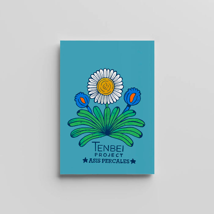 Libreta con portada ilustrada con un león sobre un fondo de margaritas y contraportada con una planta con flores blancas y azules. Ambas ilustraciones de 2023 del artista Asís Percales.