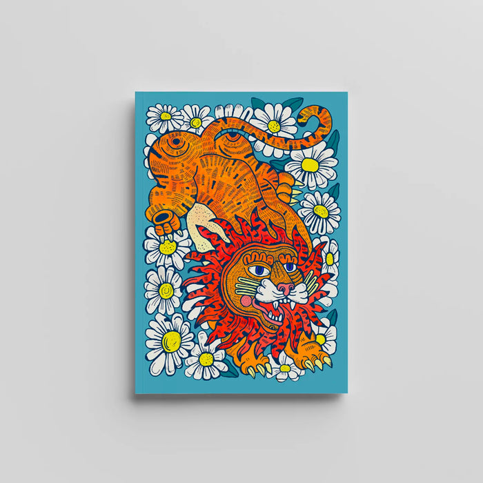 Libreta con portada ilustrada con un león sobre un fondo de margaritas y contraportada con una planta con flores blancas y azules. Ambas ilustraciones de 2023 del artista Asís Percales.