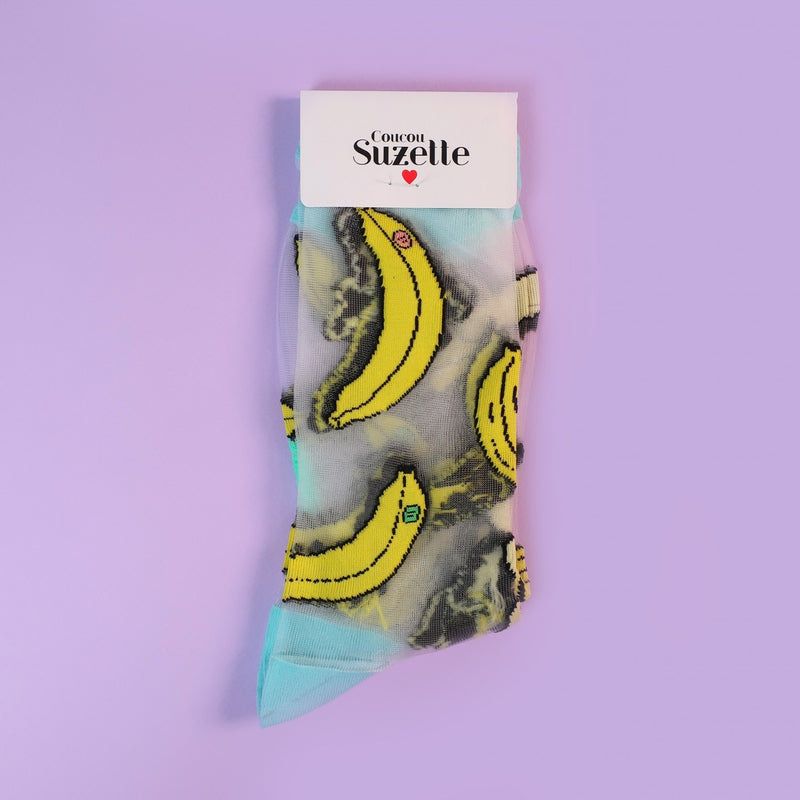 Calcetines de malla transparentes con dibujos de plátanos. Calcetines con estampado de flores plátanos con el remate, el talón y la punta en azul turquesa.