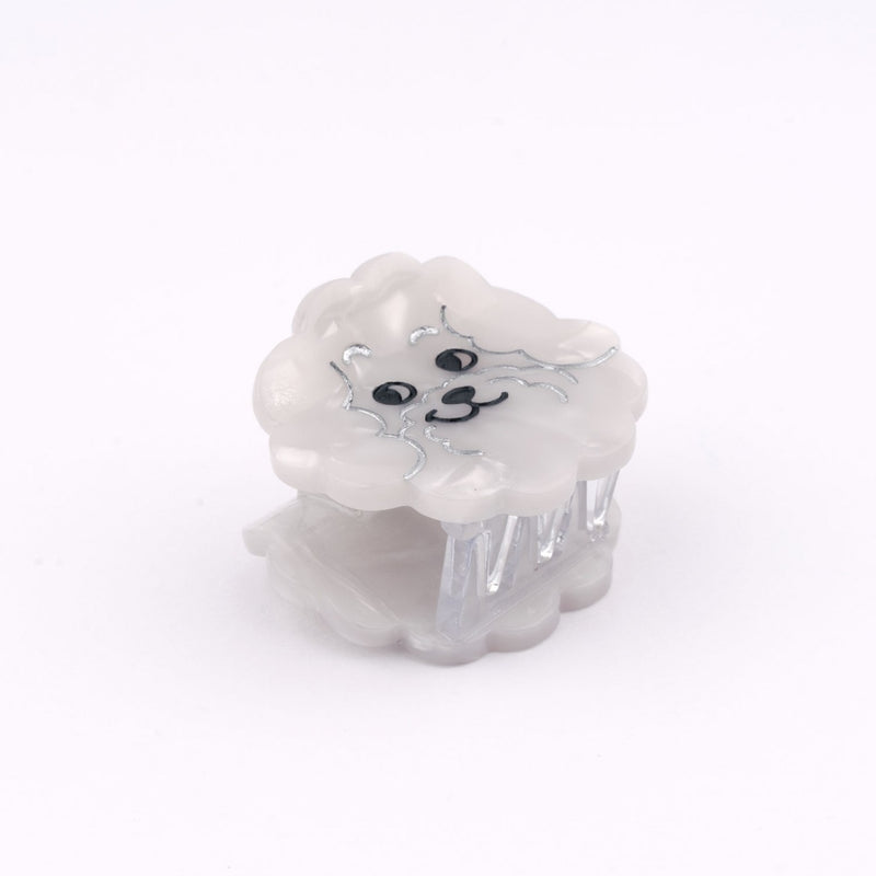 Divertida minipinza para el pelo en forma de bichon maltés. Un accesorio para el pelo en forma de perro bichón blanco, divertido y muy original. El complemento ideal para los que se atreven con todo. Perfecto para los amantes de los animales, de los perros y para los más coquetos.  Pinza pequeña fabricada con materiales reciclados: acetato de celulosa reciclada, por lo que es un complemento ecológico.