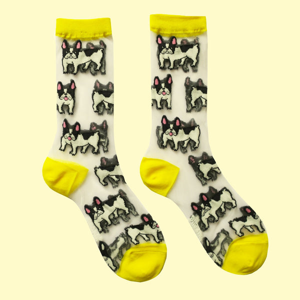 Calcetines de malla transparentes con dibujos de bulldogs franceses. Calcetines con estampado de perros bulldog con el remate, el talón y la punta en amarillo.