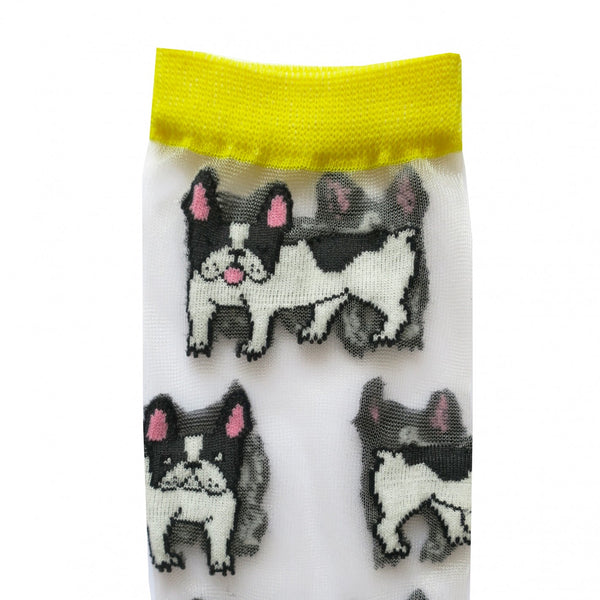 Calcetines de malla transparentes con dibujos de bulldogs franceses. Calcetines con estampado de perros bulldog con el remate, el talón y la punta en amarillo.