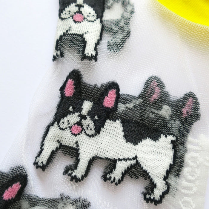 Calcetines de malla transparentes con dibujos de bulldogs franceses. Calcetines con estampado de perros bulldog con el remate, el talón y la punta en amarillo.